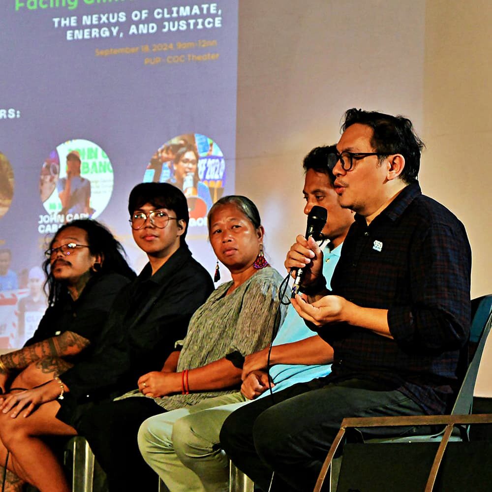 financial-overview-ggf Diverse panel discussion at a climate conference.